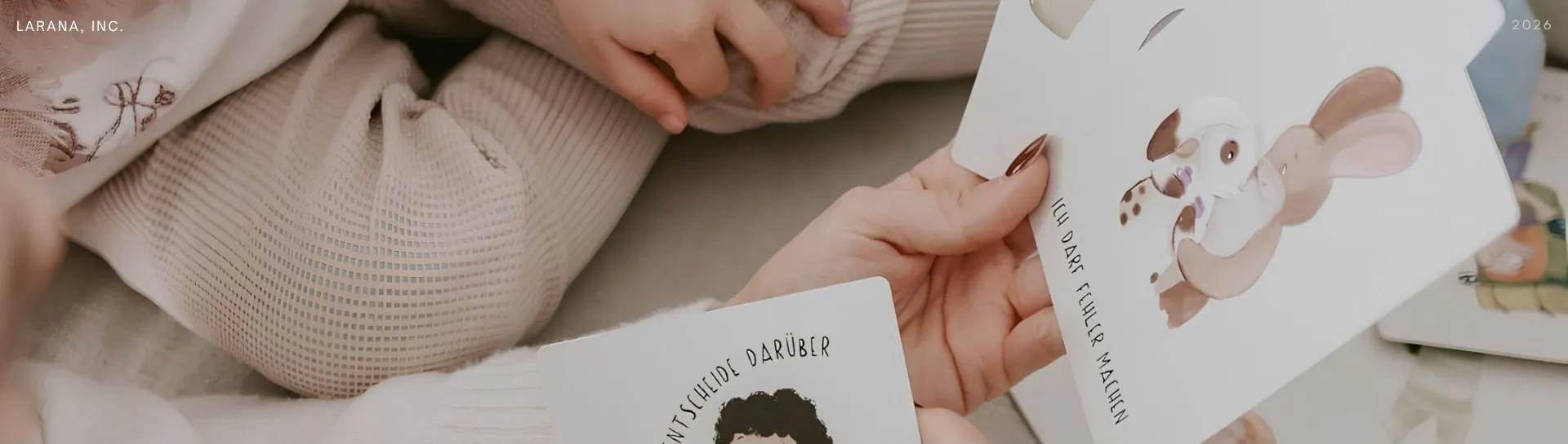 Manos de una niña y de una adulta con tarjetas de Disciplina Positiva